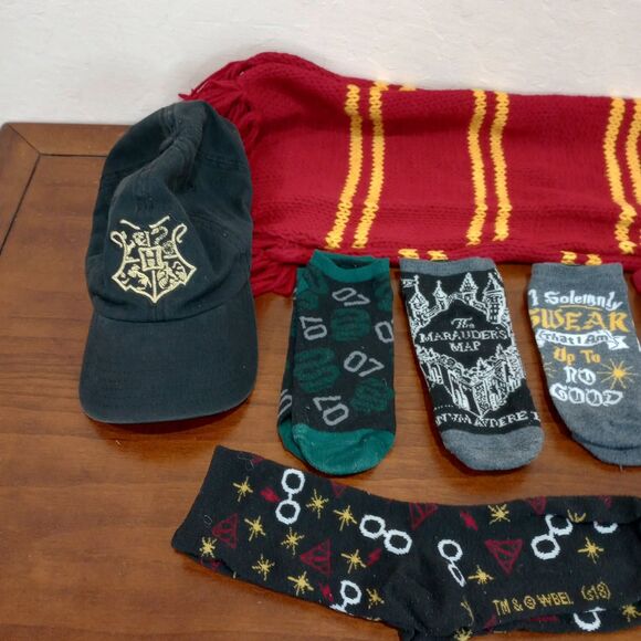 Harry Potter Accessories Bundle ~ Scarf, Hat, Socks - Picture 2 of 3